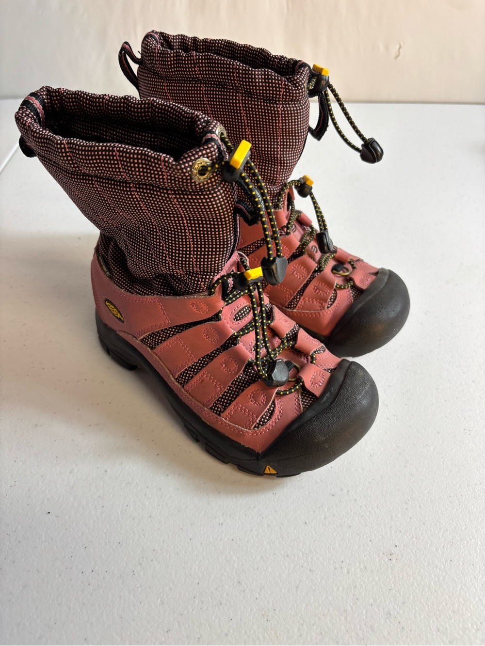 KEEN Shellback waterproof insulated winter boots clay red
youth size 2